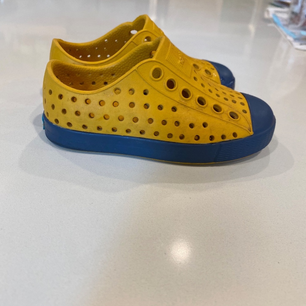 NATIVE Toddler Jefferson shoes - Size 5M